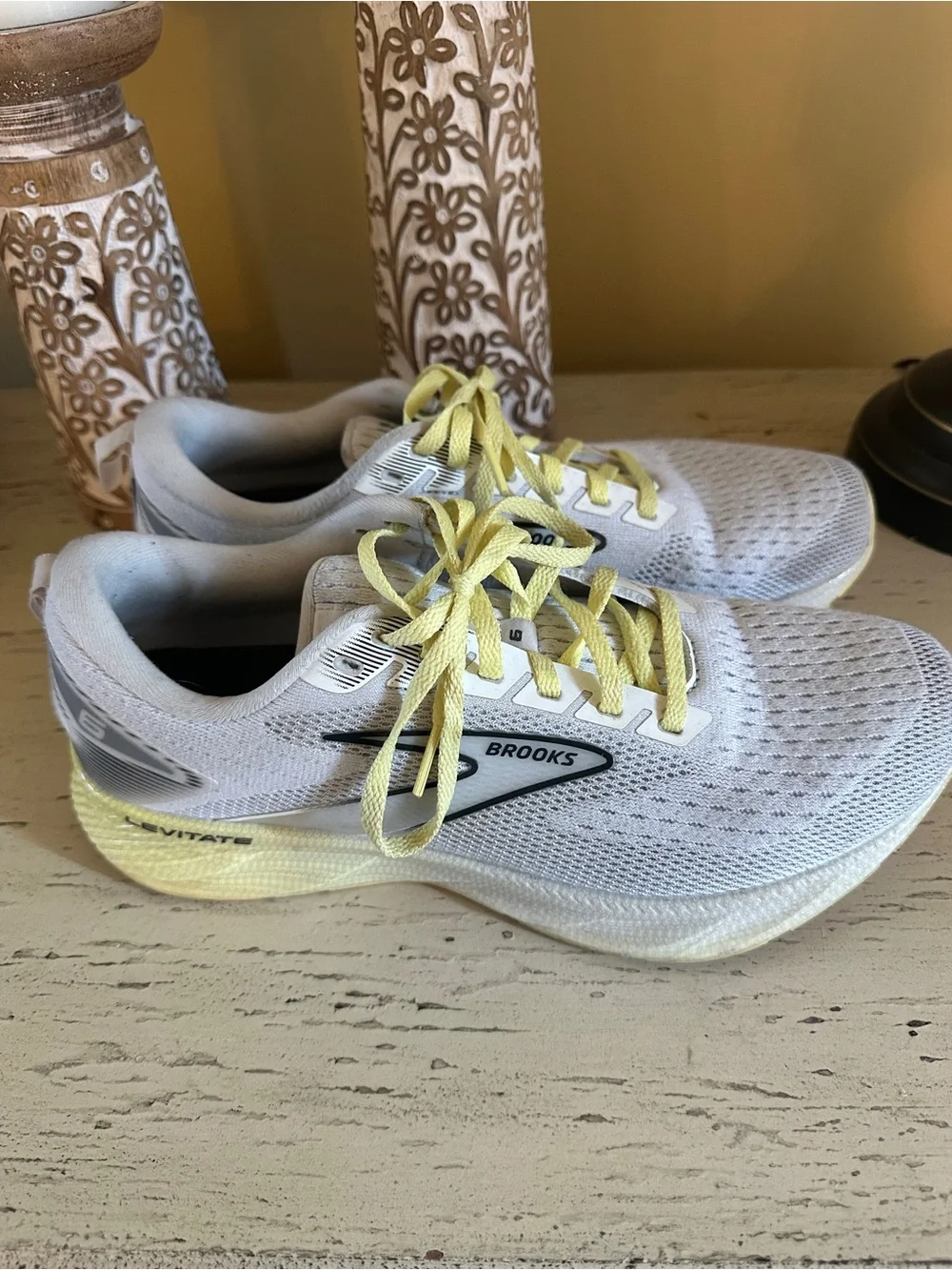 Brooks Levitate 6 Womens Running Shoes Sneakers White Black Yellow size 9